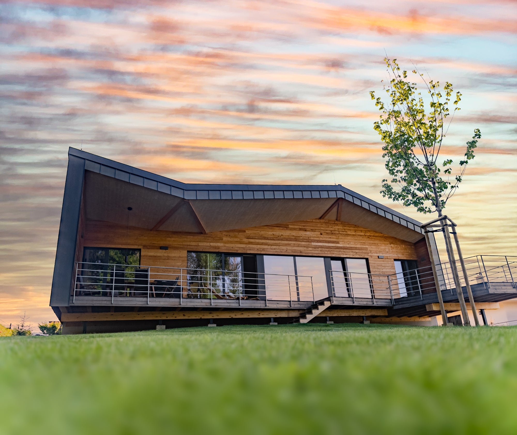 Prečo sa oplatí riešiť drevohliníkové okná a vstupné dvere spolu